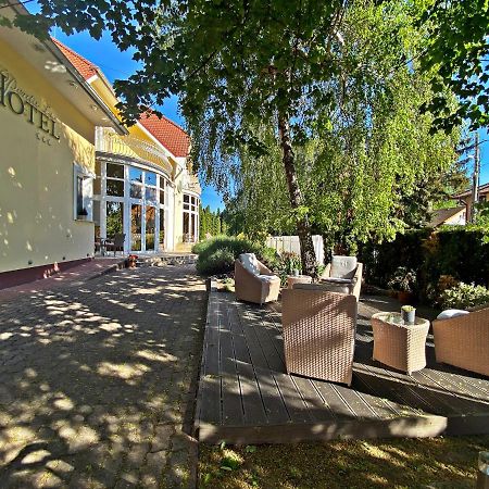 Hotel Penta Lux Тата Экстерьер фото