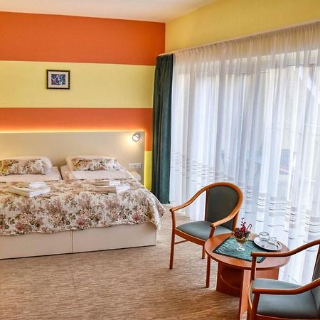 Hotel Penta Lux Тата Экстерьер фото