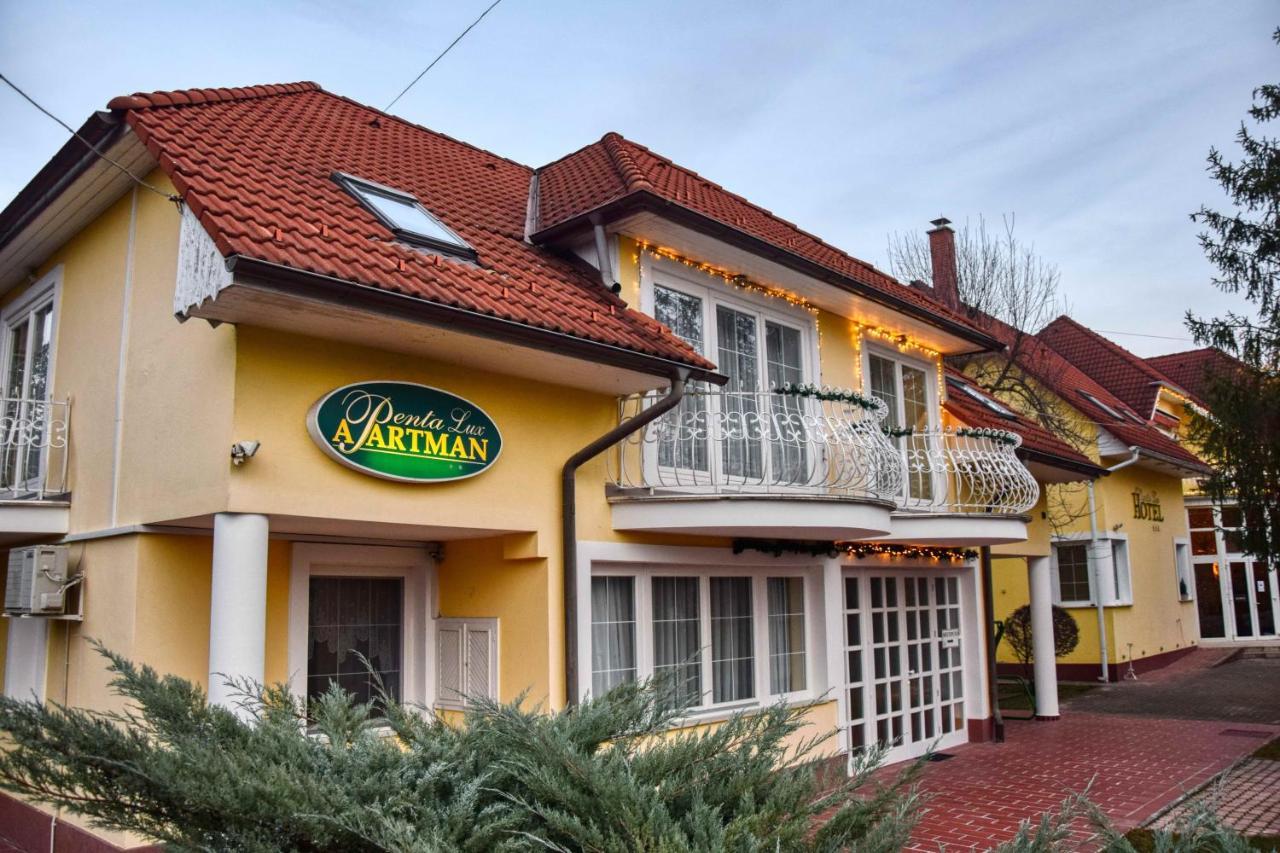 Hotel Penta Lux Тата Экстерьер фото