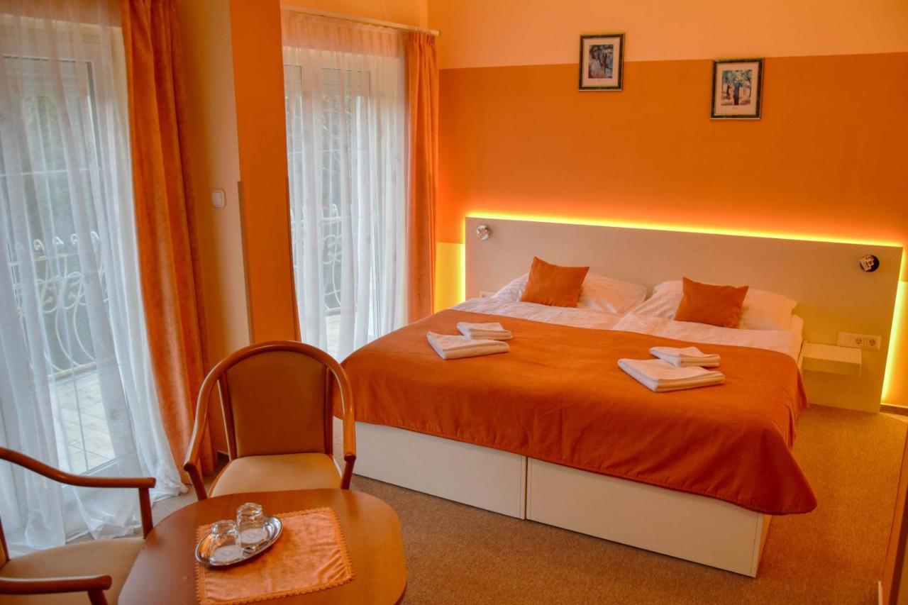 Hotel Penta Lux Тата Экстерьер фото