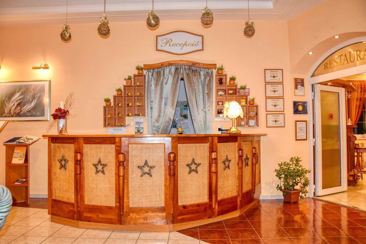 Hotel Penta Lux Тата Экстерьер фото