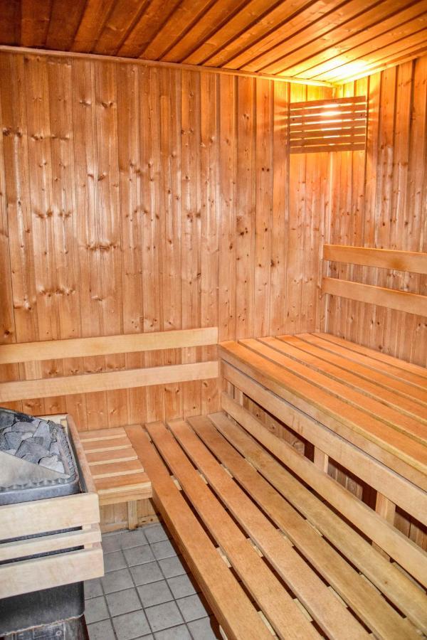 Hotel Penta Lux Тата Экстерьер фото