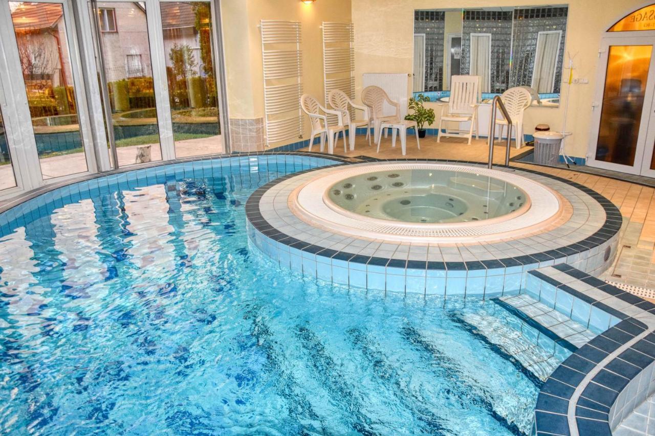 Hotel Penta Lux Тата Экстерьер фото