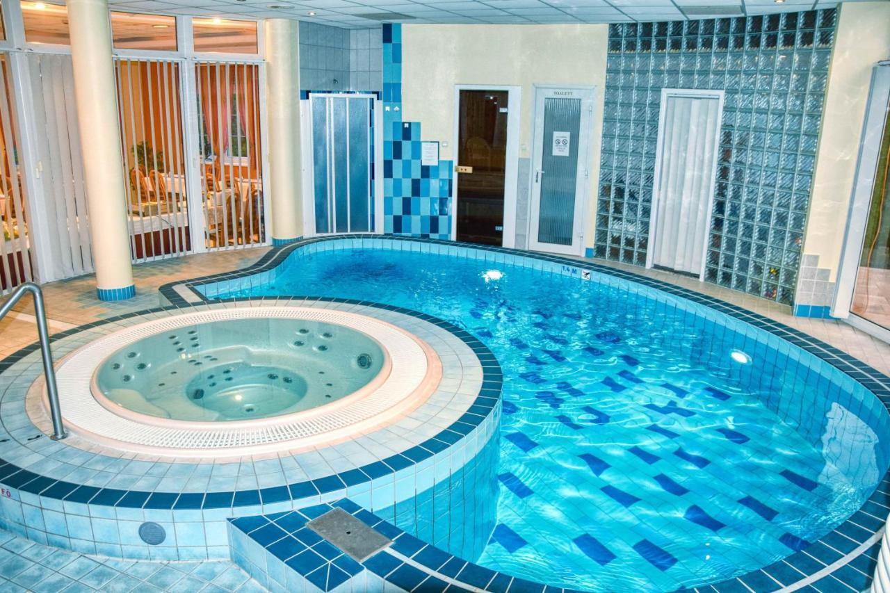 Hotel Penta Lux Тата Экстерьер фото