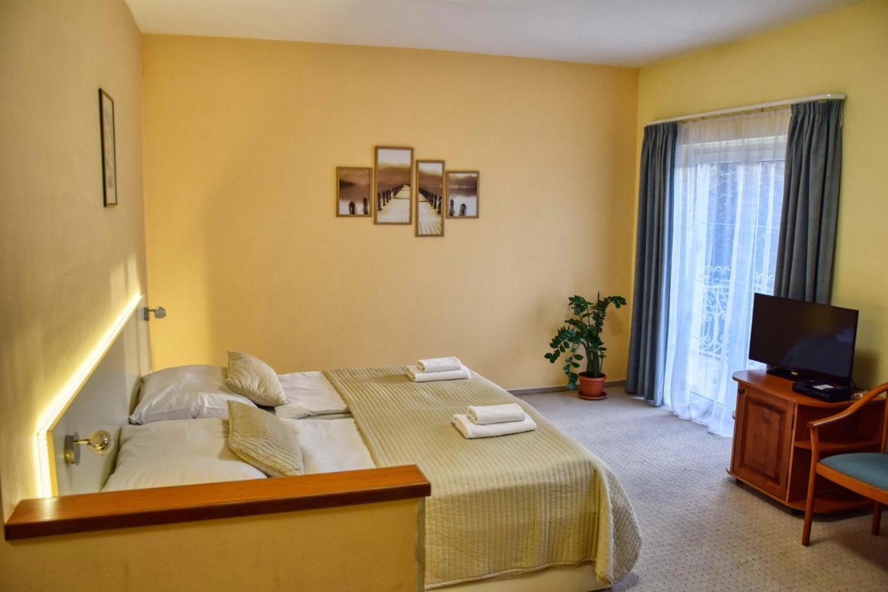 Hotel Penta Lux Тата Экстерьер фото