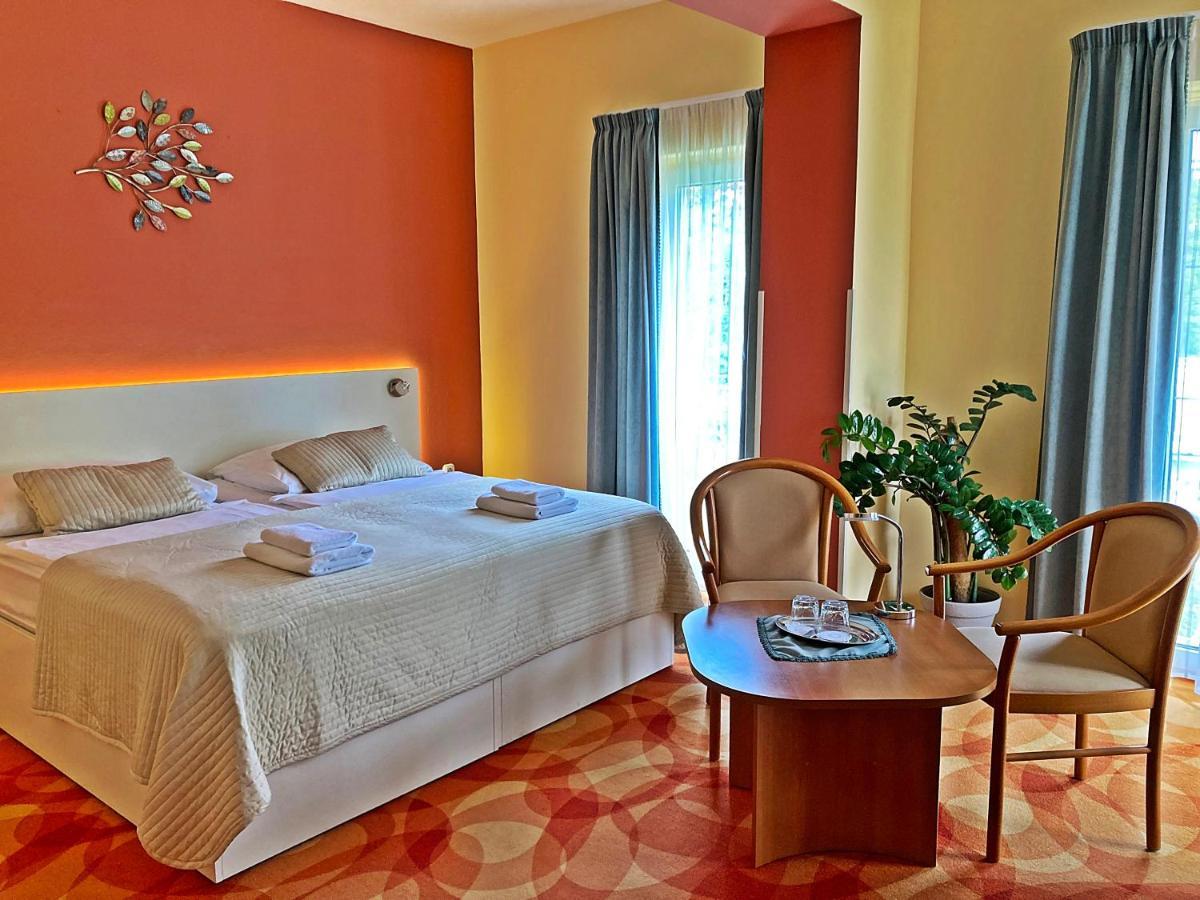 Hotel Penta Lux Тата Экстерьер фото