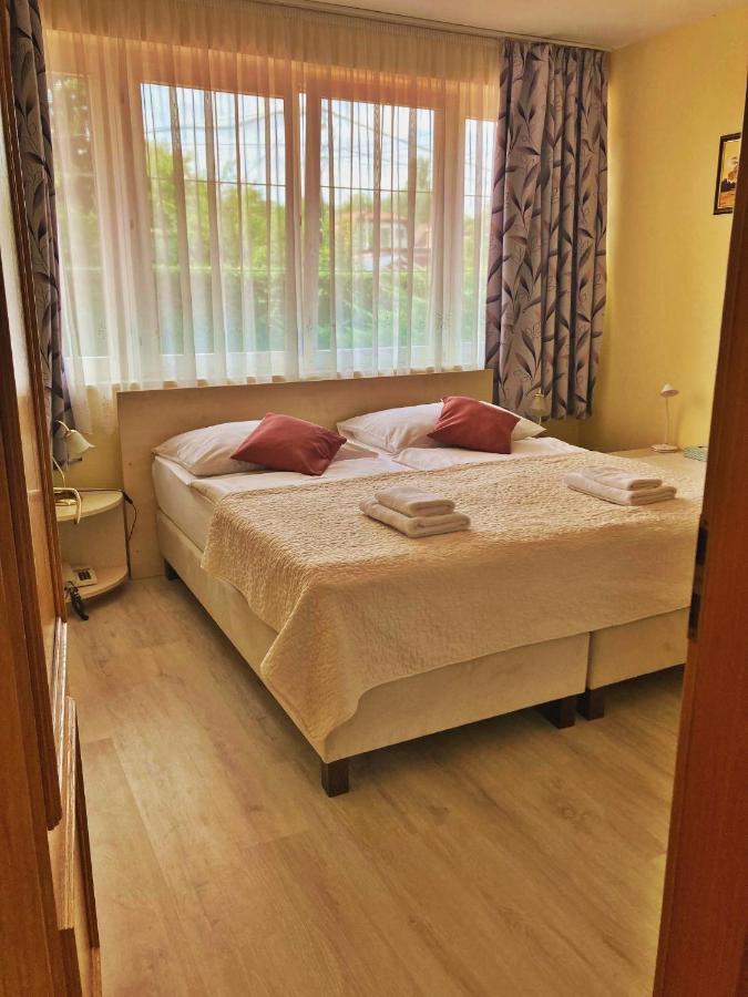 Hotel Penta Lux Тата Экстерьер фото