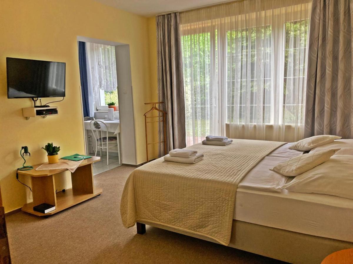 Hotel Penta Lux Тата Экстерьер фото