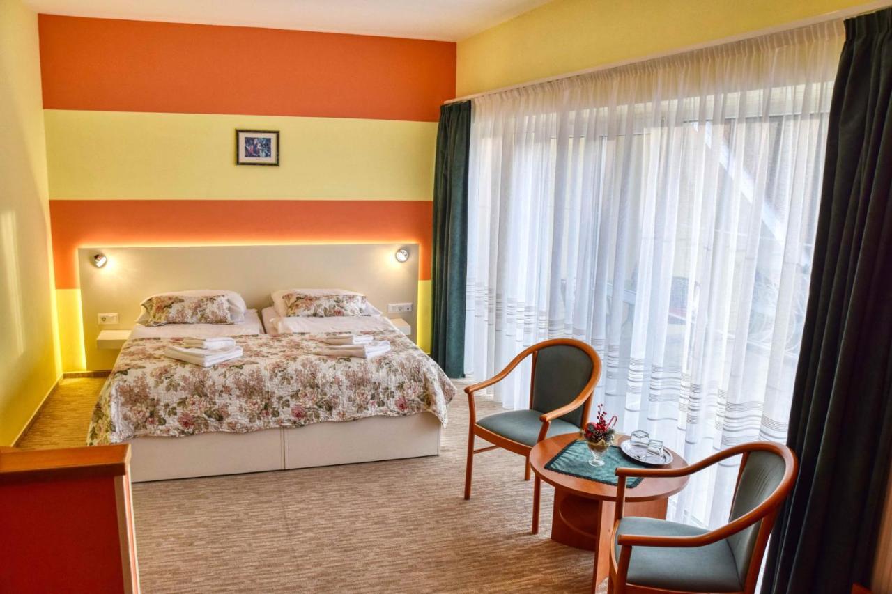 Hotel Penta Lux Тата Экстерьер фото