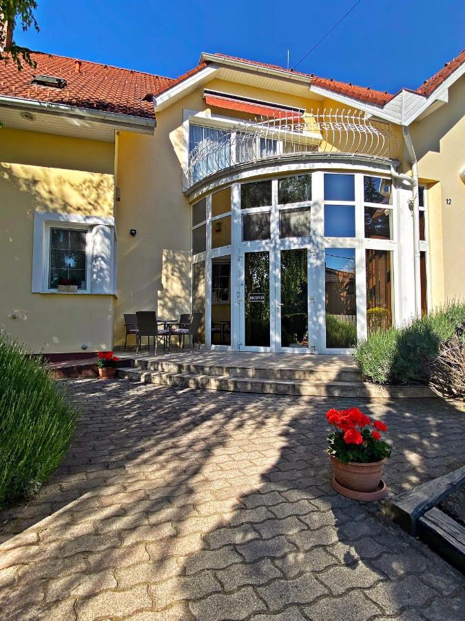 Hotel Penta Lux Тата Экстерьер фото